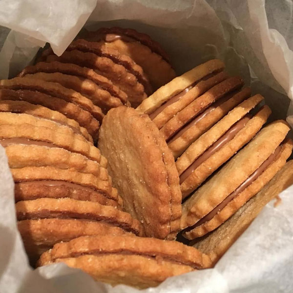 Biscuits au citron fourrés au praliné